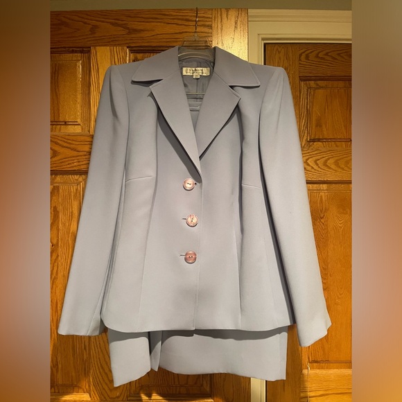 Tahari Jackets & Blazers - Beautiful Fully Lined Tahari Suit jacket and skirt set